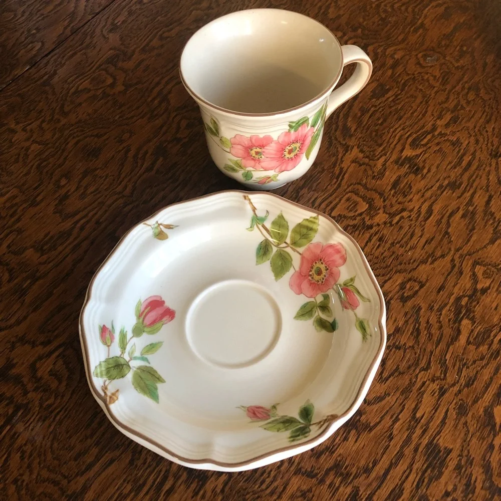 Estate. Mikasa Heritage Pink and White Dinnerware Floral Design - Picture 8 of 14